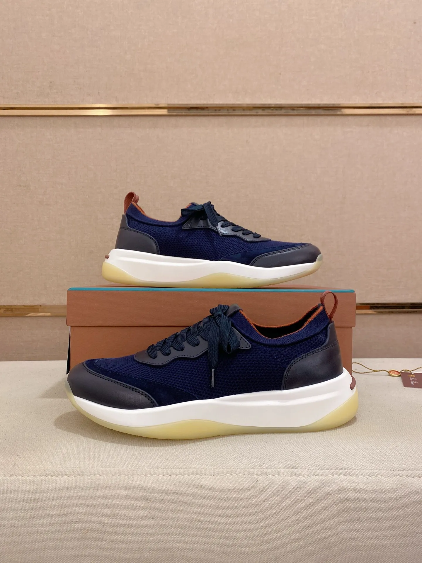 Men's shoes💰: 540💰🔥𝐥𝐨𝐫𝐨 𝐏𝐢𝐚𝐧𝐚 lp classic loafers, an Italian treasure brand, the only brand that can match Hermès! Only after wearing it do we realize that we can’t live up to our feet. The upper is made of imported first-layer cowhide with breathable fly-knit fabric, water-dyed cowhide foot pads, and the official original glass rubber outsole and pendant. Exclusive original packaging (tag ➕ brand paper ➕ outer box ➕ hand bag) code number: 38-44. Can be customized 45-46